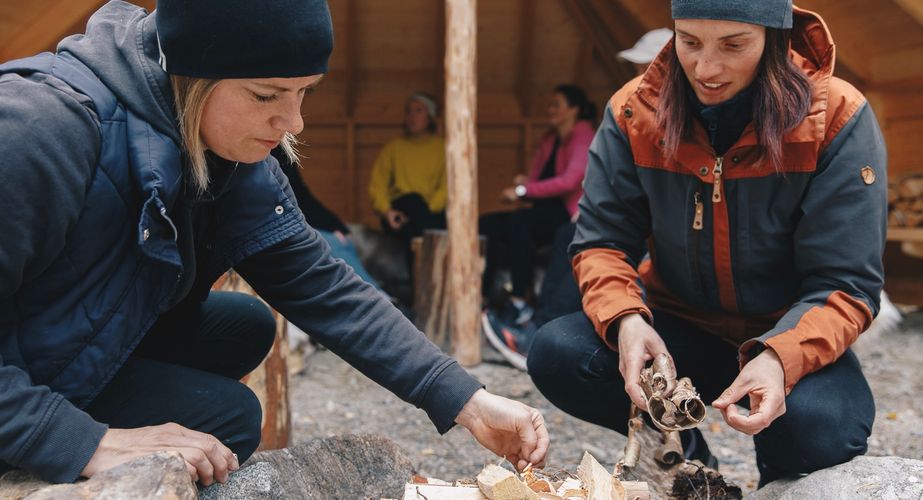 Outdoorlunch kampvuur aanmaken